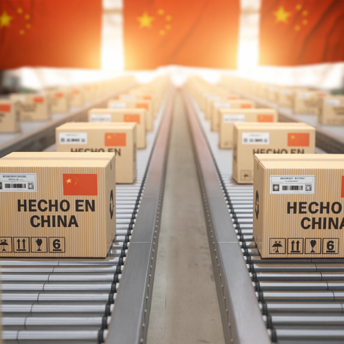Cajas con sello ‘Hecho en China’ en una línea de producción; imagen representativa del servicio de Oficina de Compras en China para gerentes de compras y supply chain.